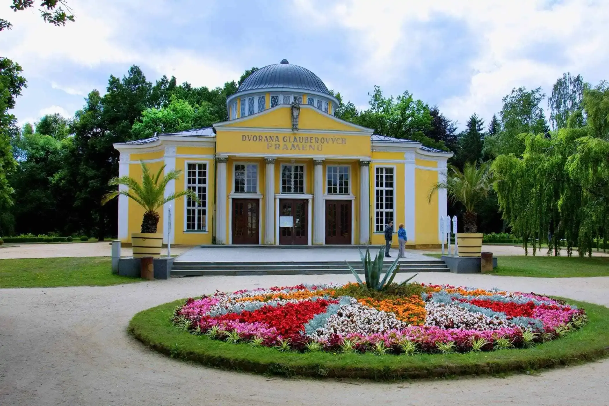 Dvorana Glauberových pramenů in Franzensbad (Františkovy Lázně) mit historischem Kurpavillon und gepflegter Parkanlage