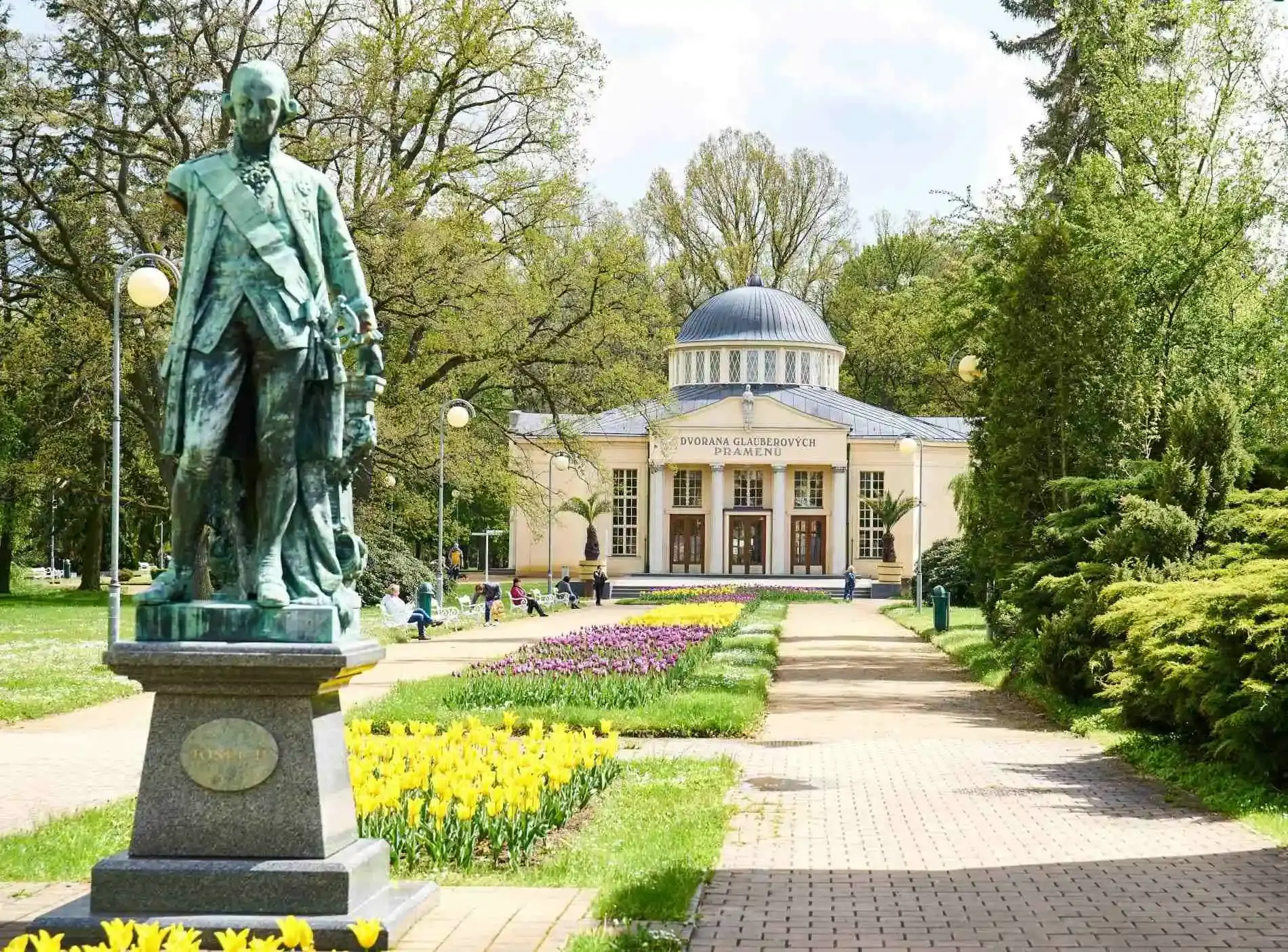Topkur Kurberaterin Monika mit der Statue Frantík in Franzensbad (Františkovy Lázně)