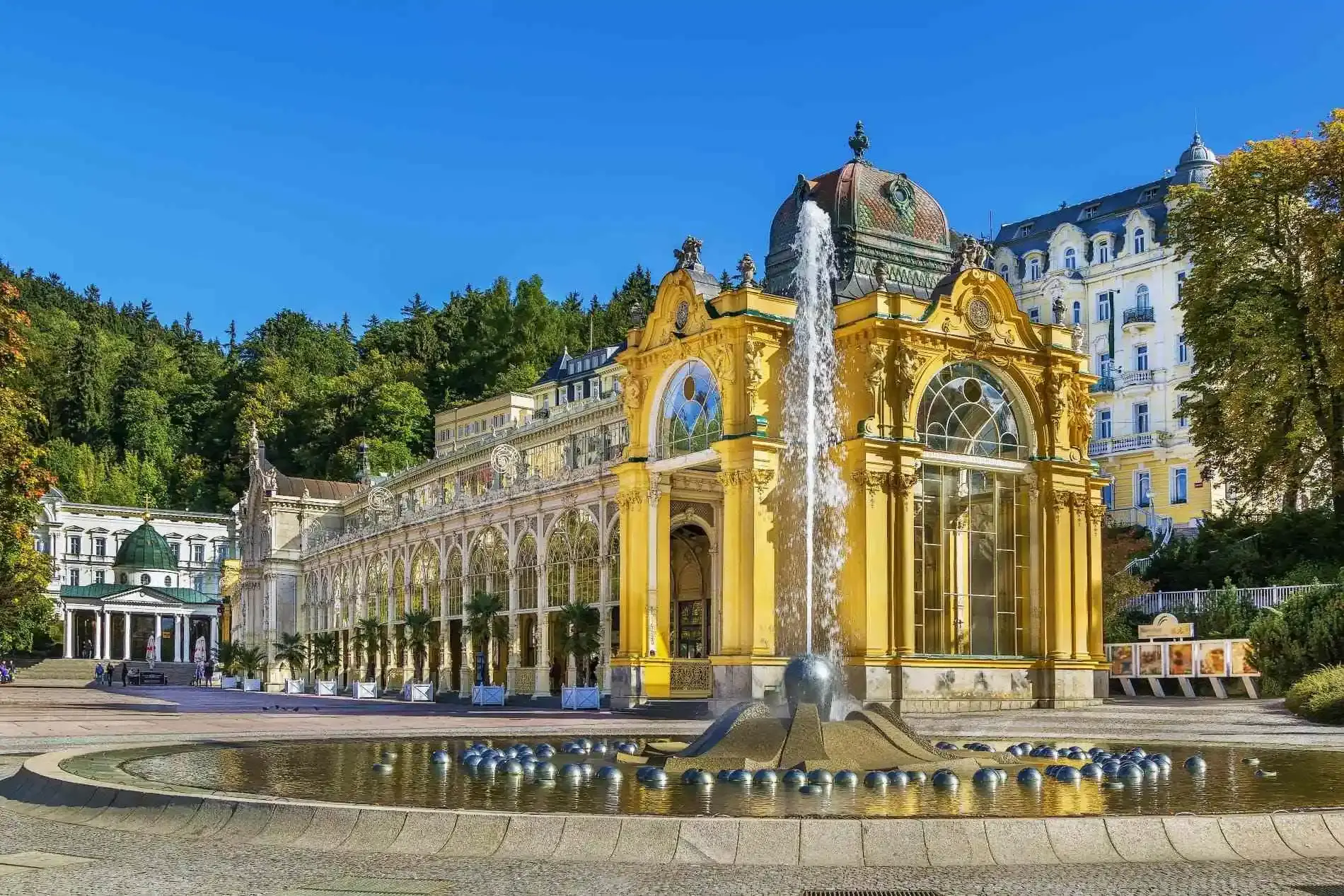 Kolonnade mit Kreuzquelle in Marienbad (Mariánské Lázně) – historische Kurarchitektur im berühmten Kurort in Tschechien