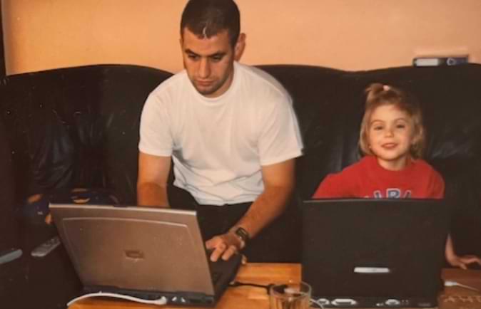 Richter family, daughter at the computer