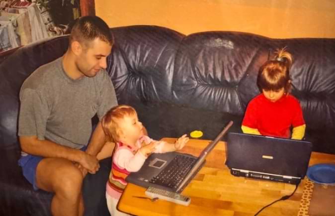 Richter family, both daughters are at the computers